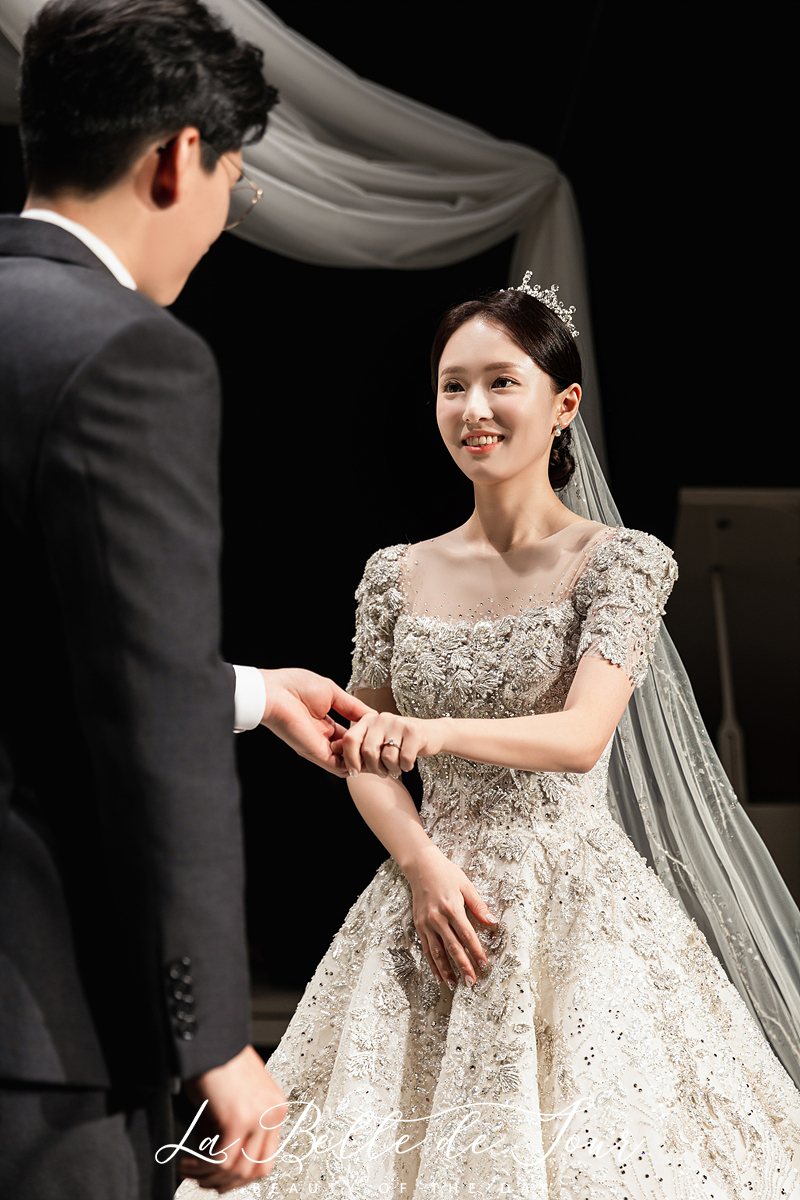 라벨드쥬 서울웨딩타워 본식스냅 — 예식 커플 클로즈업