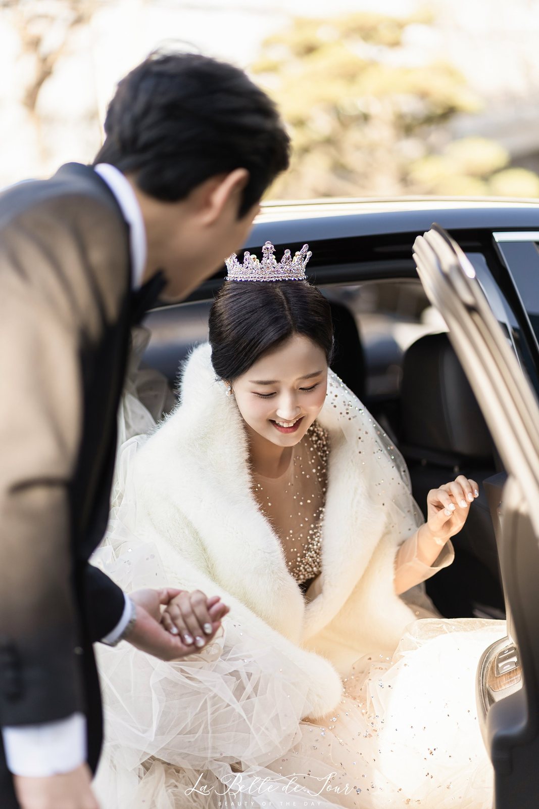 라벨드쥬 인천 그랜드웨딩의전당 본식스냅 — 차에서 내리는 신부