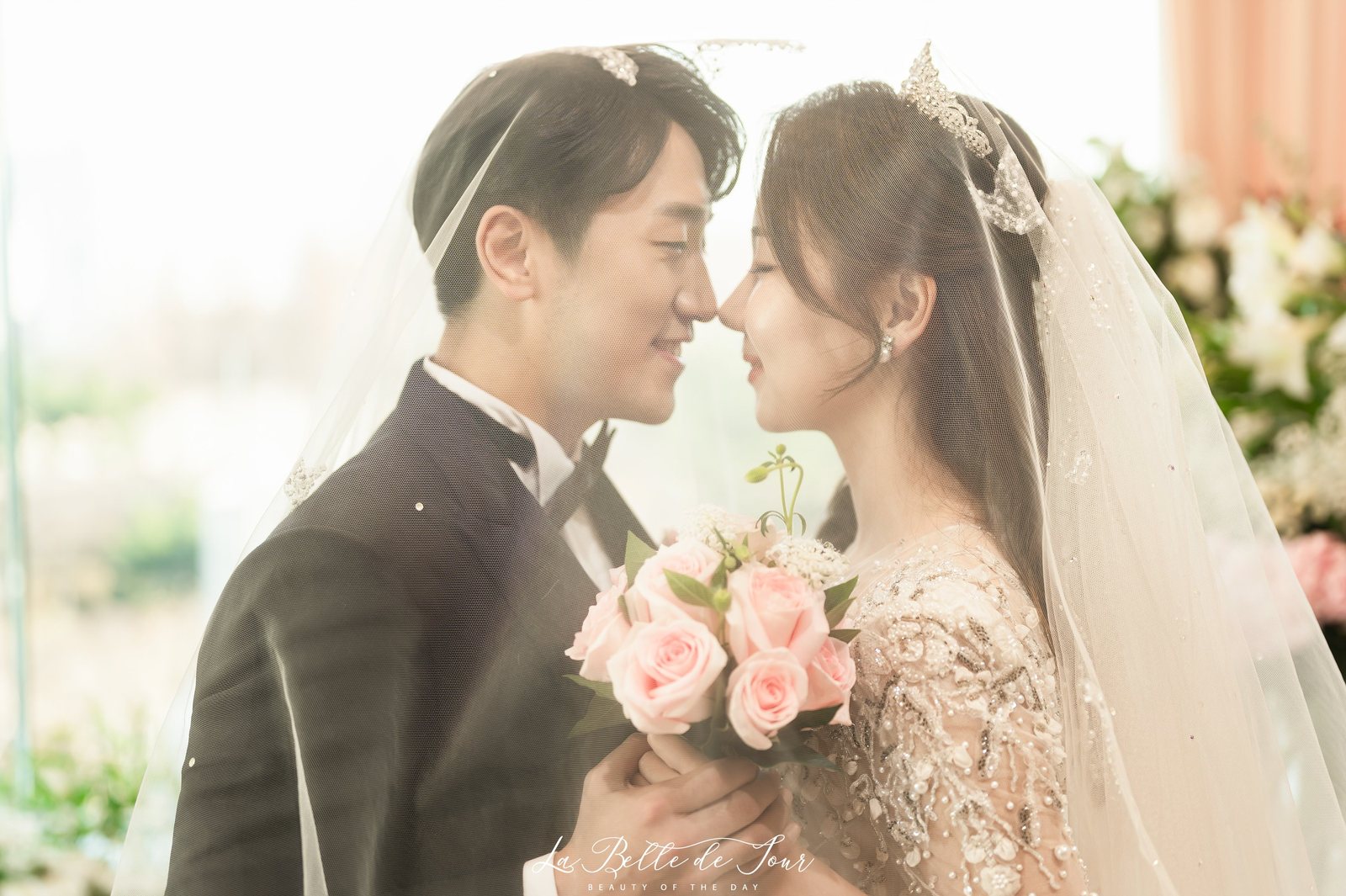 라벨드쥬 수원 호텔리츠 본식스냅 — 베일 안쪽의 두 사람