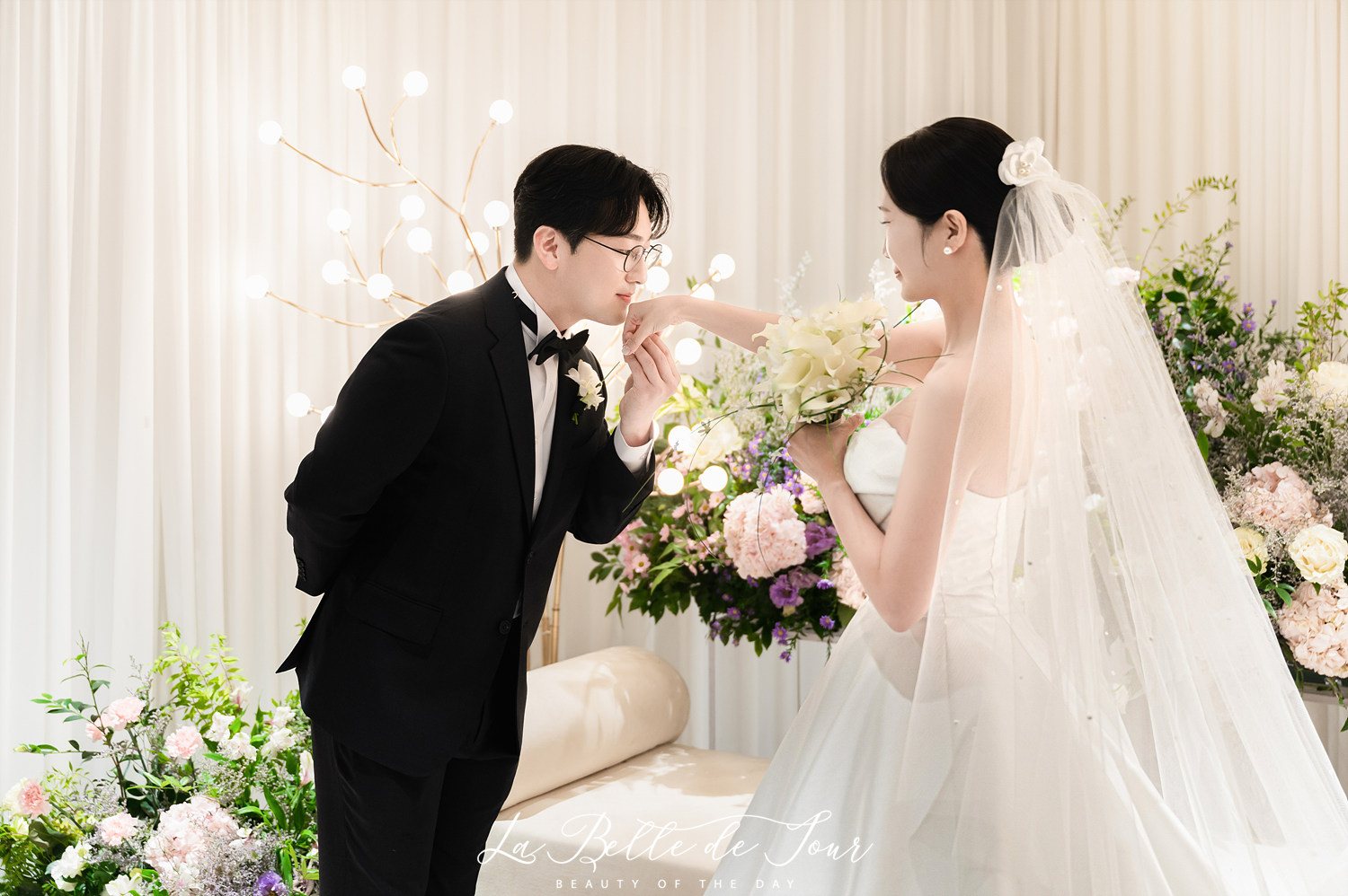 라벨드쥬 HD현대 글로벌R&D센터 웨딩홀 본식스냅 — 대기실의 두 사람