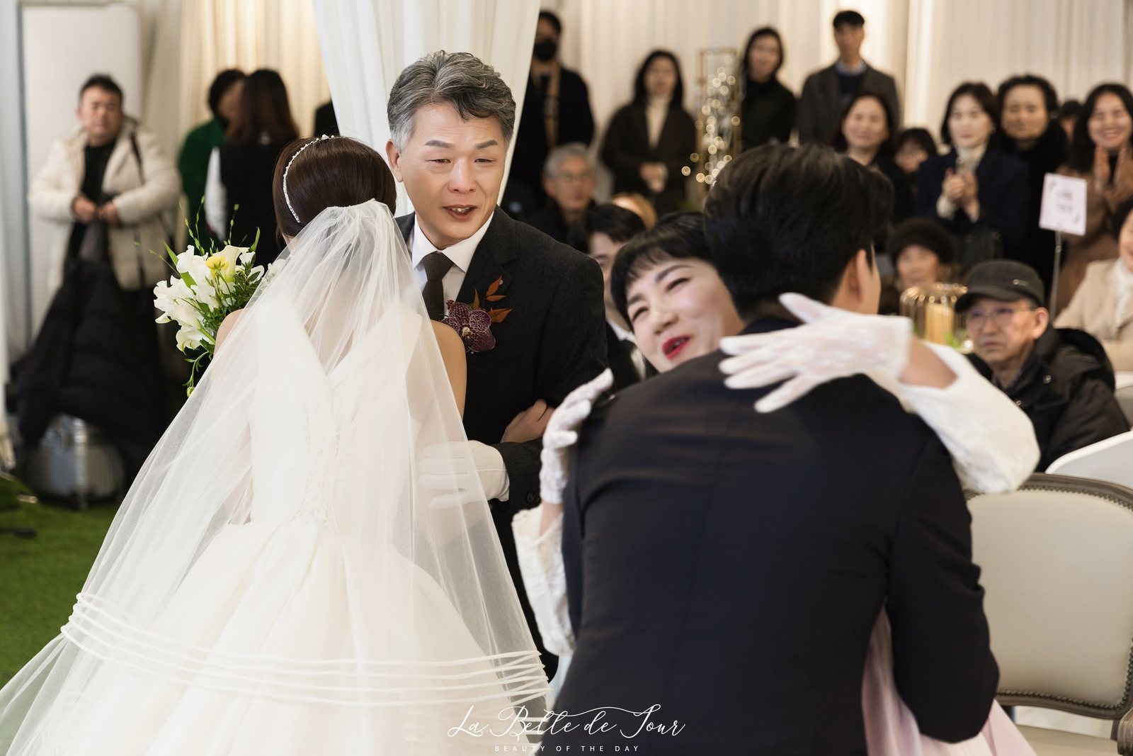 라벨드쥬 천안 모나무르 본식스냅 — 퇴장 행진