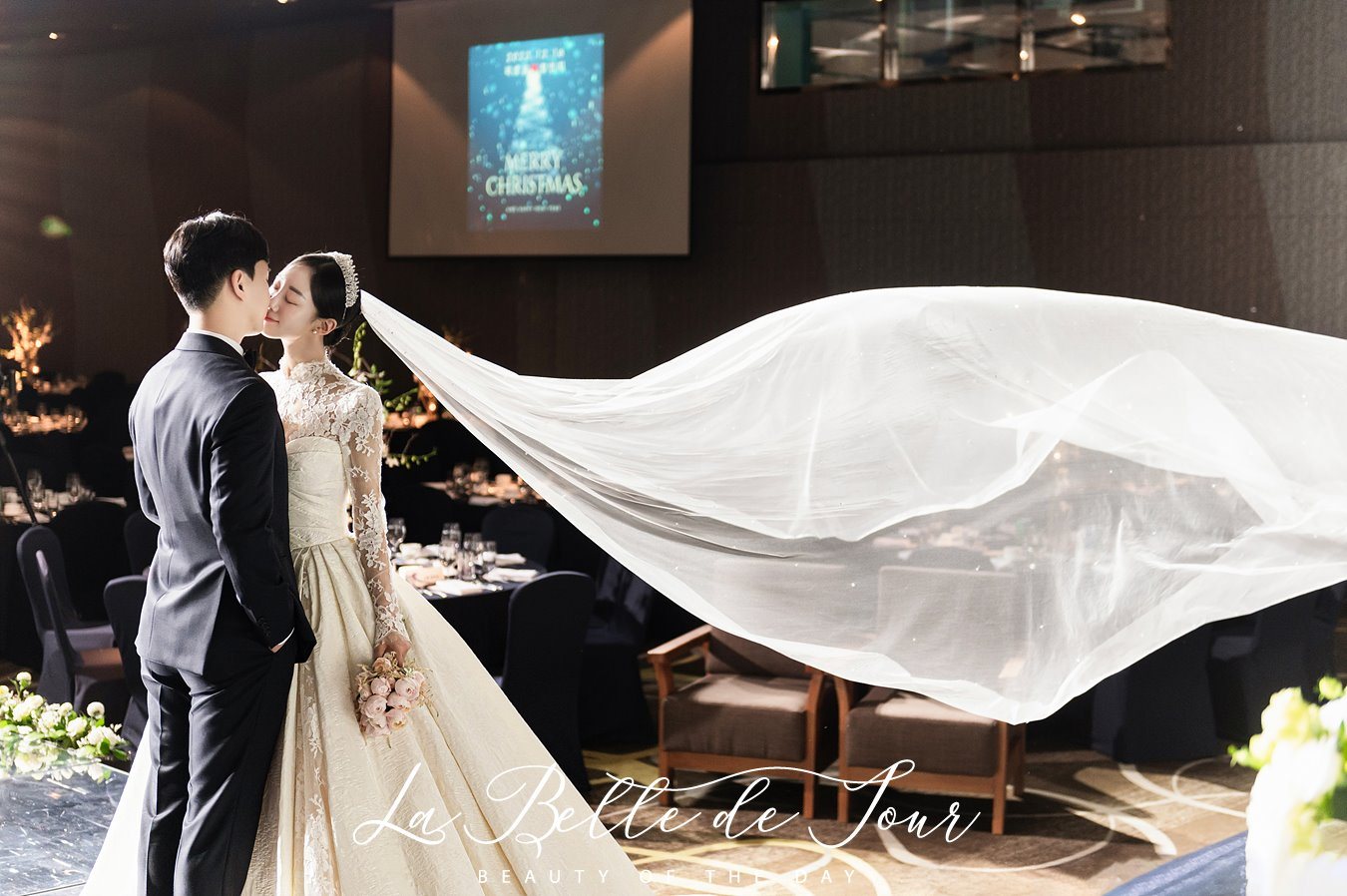 라벨드쥬 수원 노보텔 샴페인홀 본식스냅 — 스크린 앞으로 날리는 베일