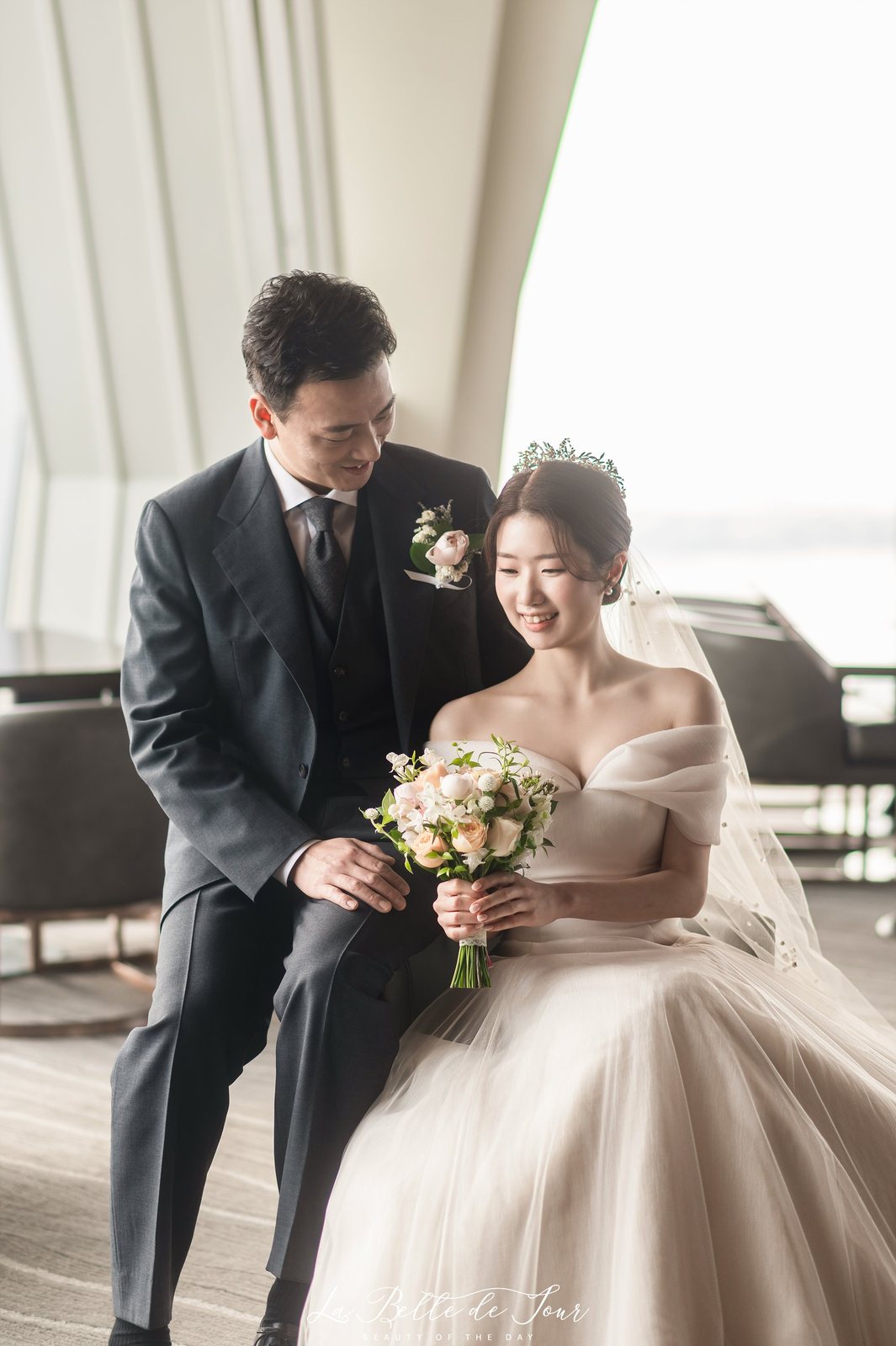 라벨드쥬 송도 오크우드호텔 뷰토피아홀 본식스냅 — 통유리 앞 두 사람