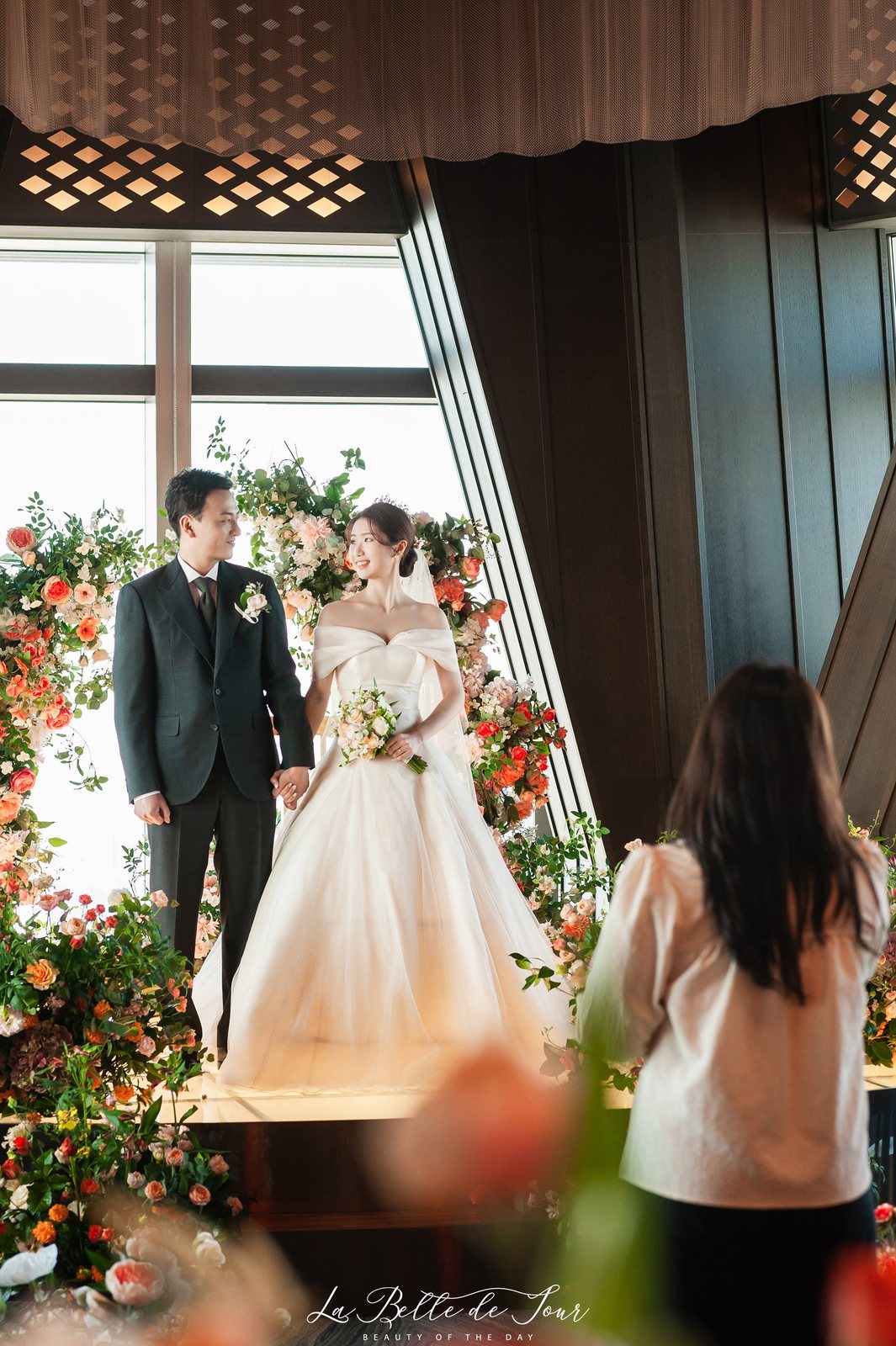 라벨드쥬 송도 오크우드호텔 뷰토피아홀 본식스냅 — 커플 퇴장