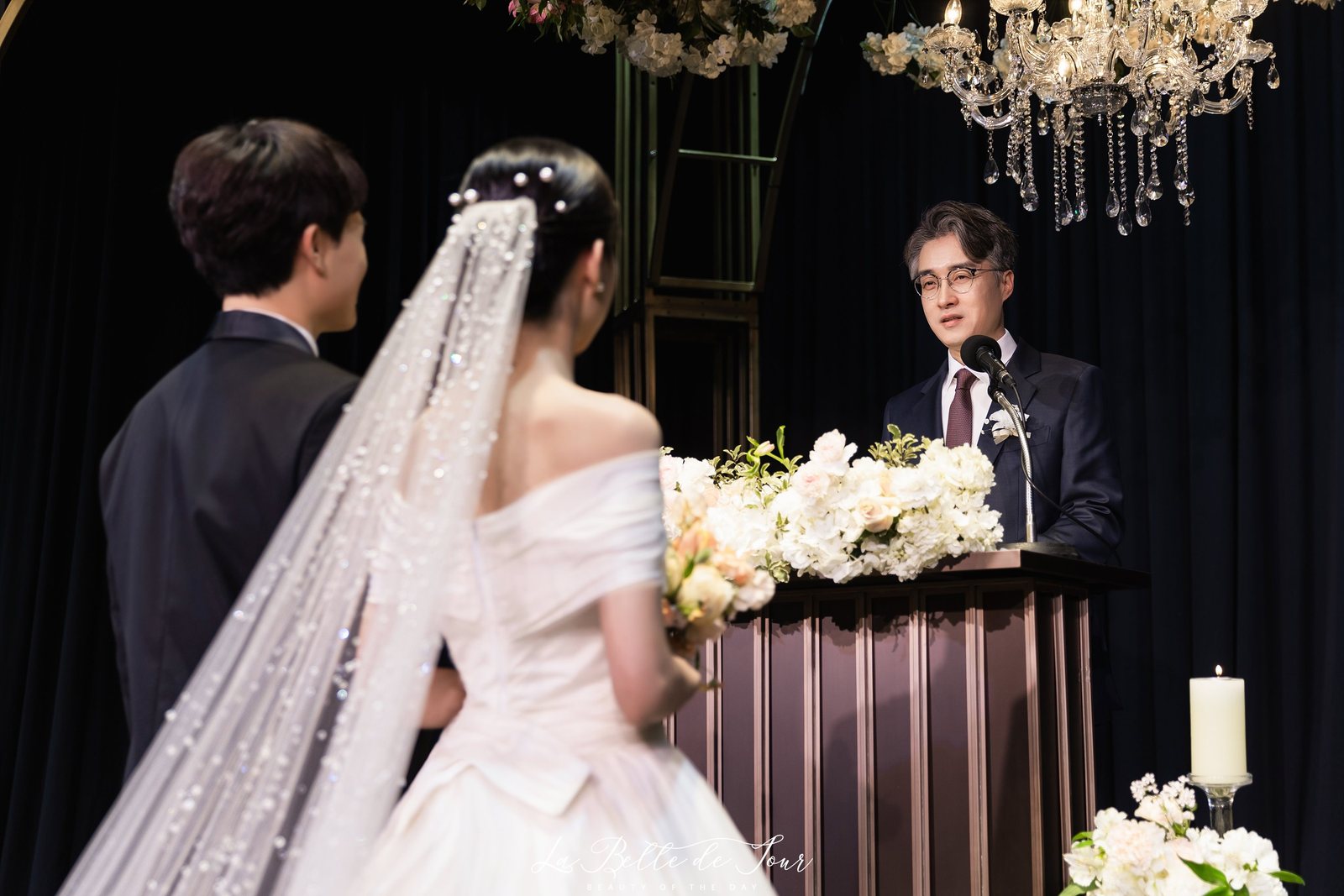 라벨드쥬 풀만호텔 그랜드볼룸 본식스냅 — 로즈골드 연단 앞