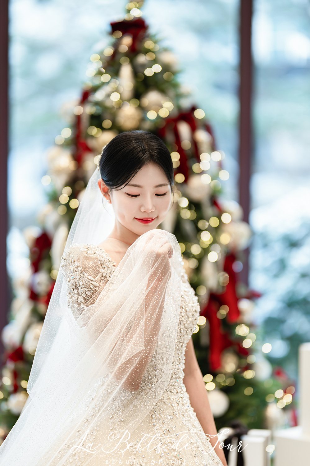 라벨드쥬 로얄파크컨벤션 로얄홀 본식스냅 — 트리 앞 신부