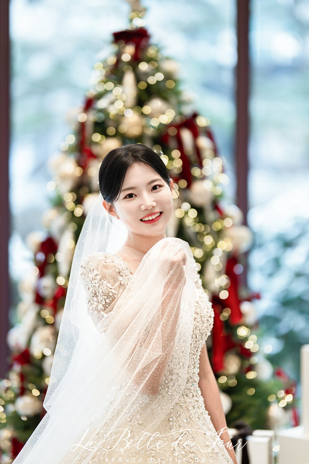 라벨드쥬 로얄파크컨벤션 로얄홀 본식스냅 — 트리 앞 신부 단독