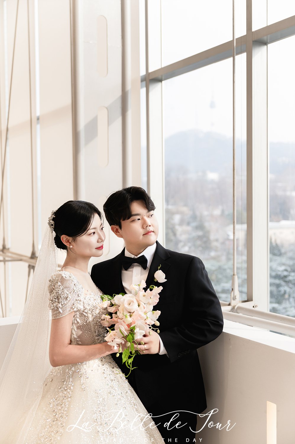 라벨드쥬 로얄파크컨벤션 로얄홀 본식스냅 — 창가 커플과 남산 서울타워