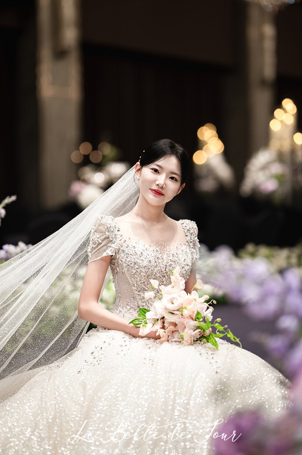 라벨드쥬 로얄파크컨벤션 로얄홀 본식스냅 — 연보라 꽃 사이 신부