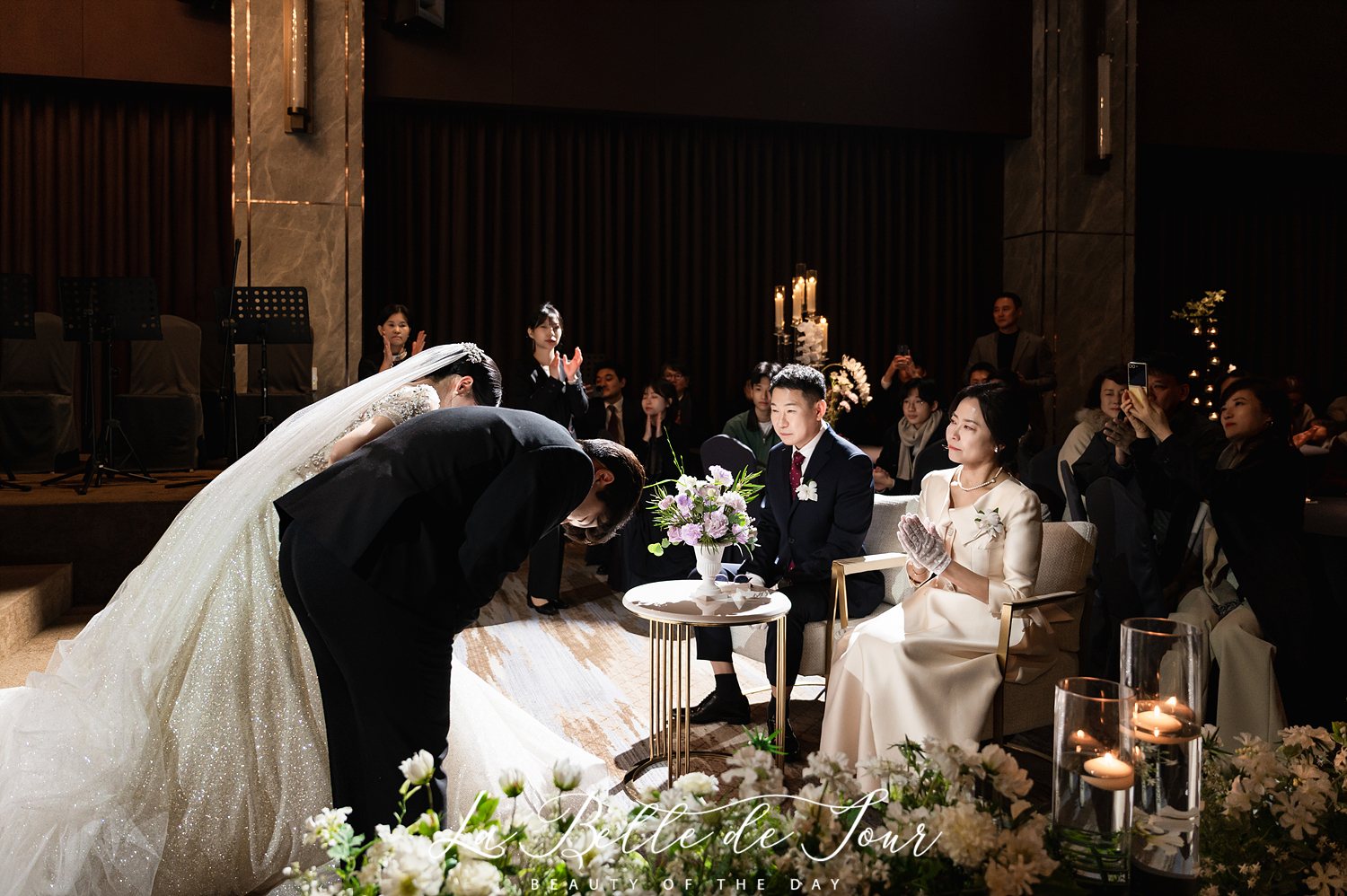 라벨드쥬 로얄파크컨벤션 로얄홀 본식스냅 — 어두운 홀 커플 샹들리에 포트레이트