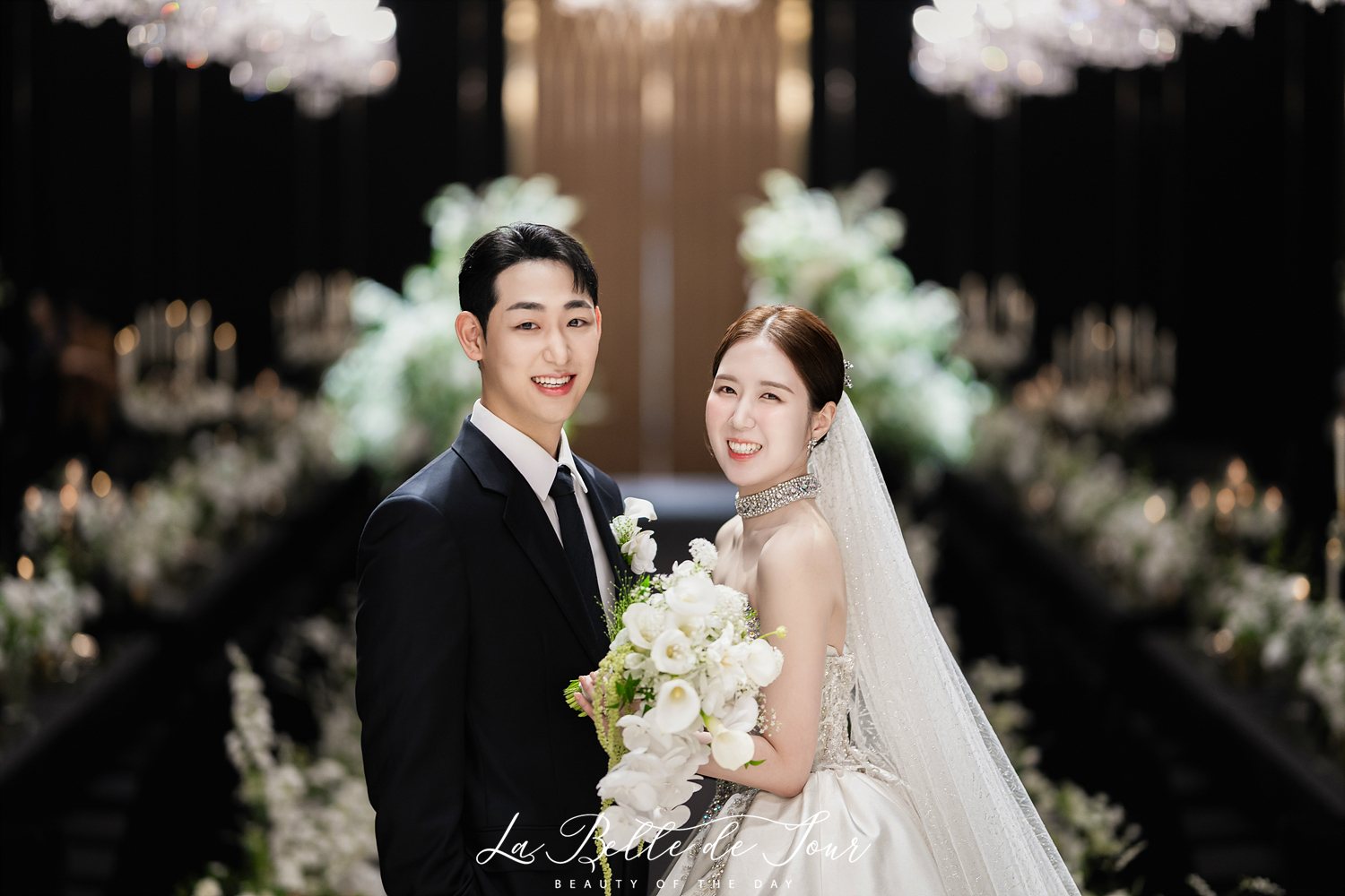 라벨드쥬 신사 더컨벤션 본식스냅 — 샹들리에 불빛을 배경으로 한 커플
