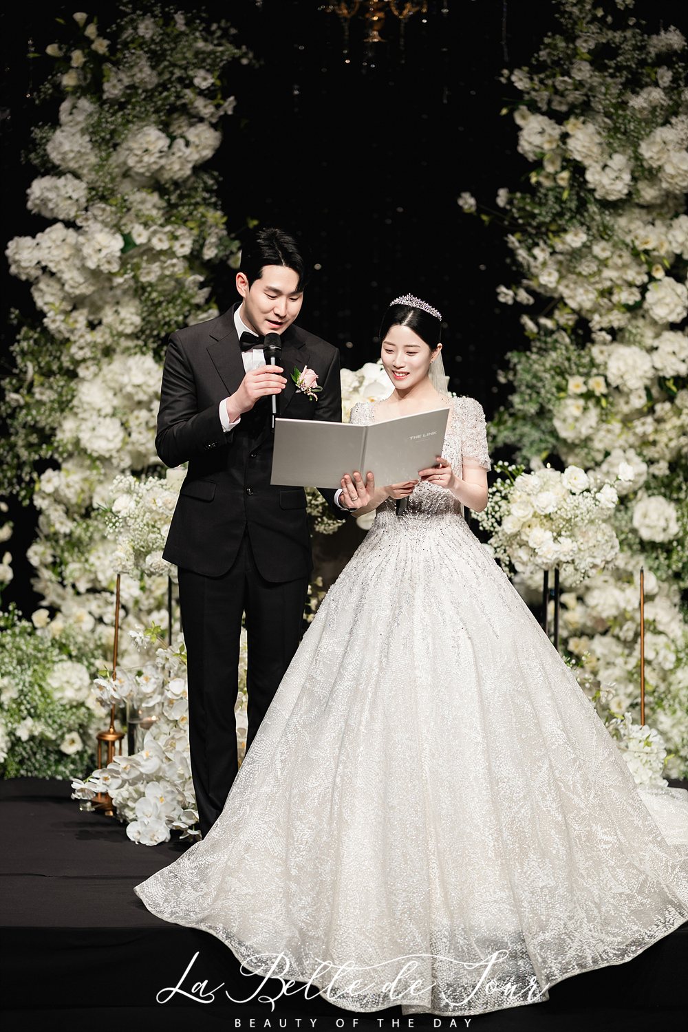 라벨드쥬 더링크호텔 플라자홀 본식스냅 — 신부 단독 샹들리에 어두운 홀