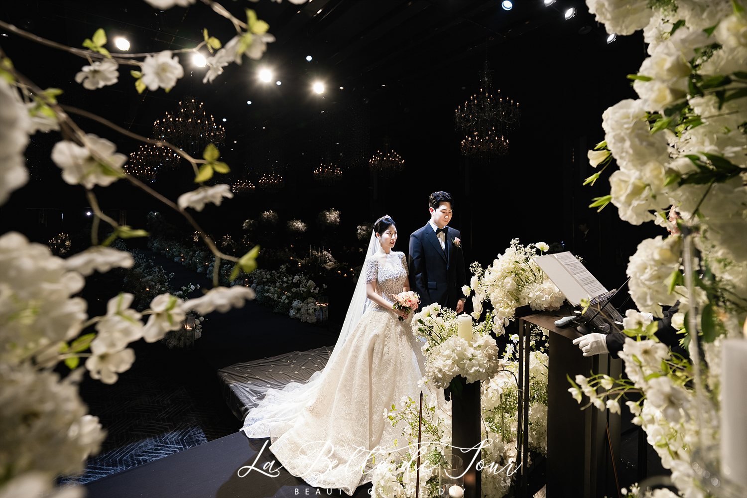 라벨드쥬 더링크호텔 플라자홀 본식스냅 — 단상 앞 두 사람