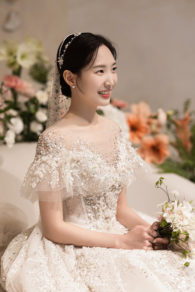 라벨드쥬 엘리에나호텔 임페리얼홀 본식스냅 — 산호빛 꽃 앞 신부