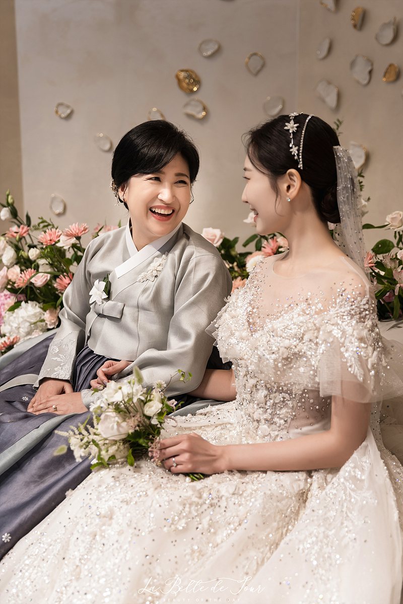 라벨드쥬 엘리에나호텔 임페리얼홀 본식스냅 — 신부 단독 클로즈업