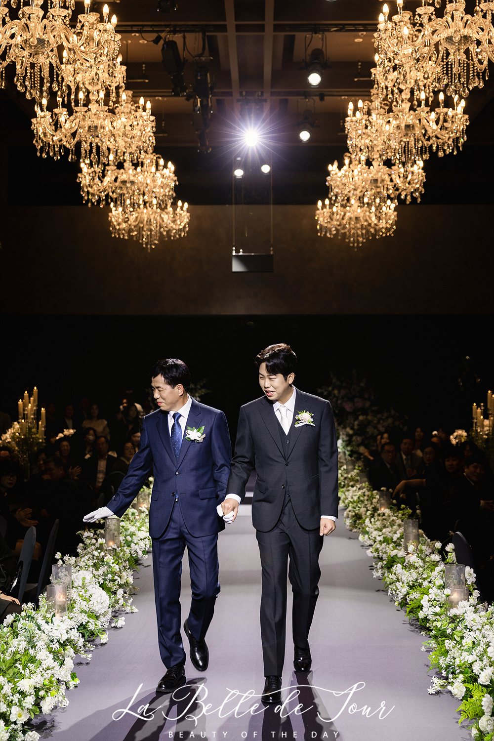 라벨드쥬 로얄파크컨벤션 로얄홀 본식스냅 — 촛대형 샹들리에 아래 입장