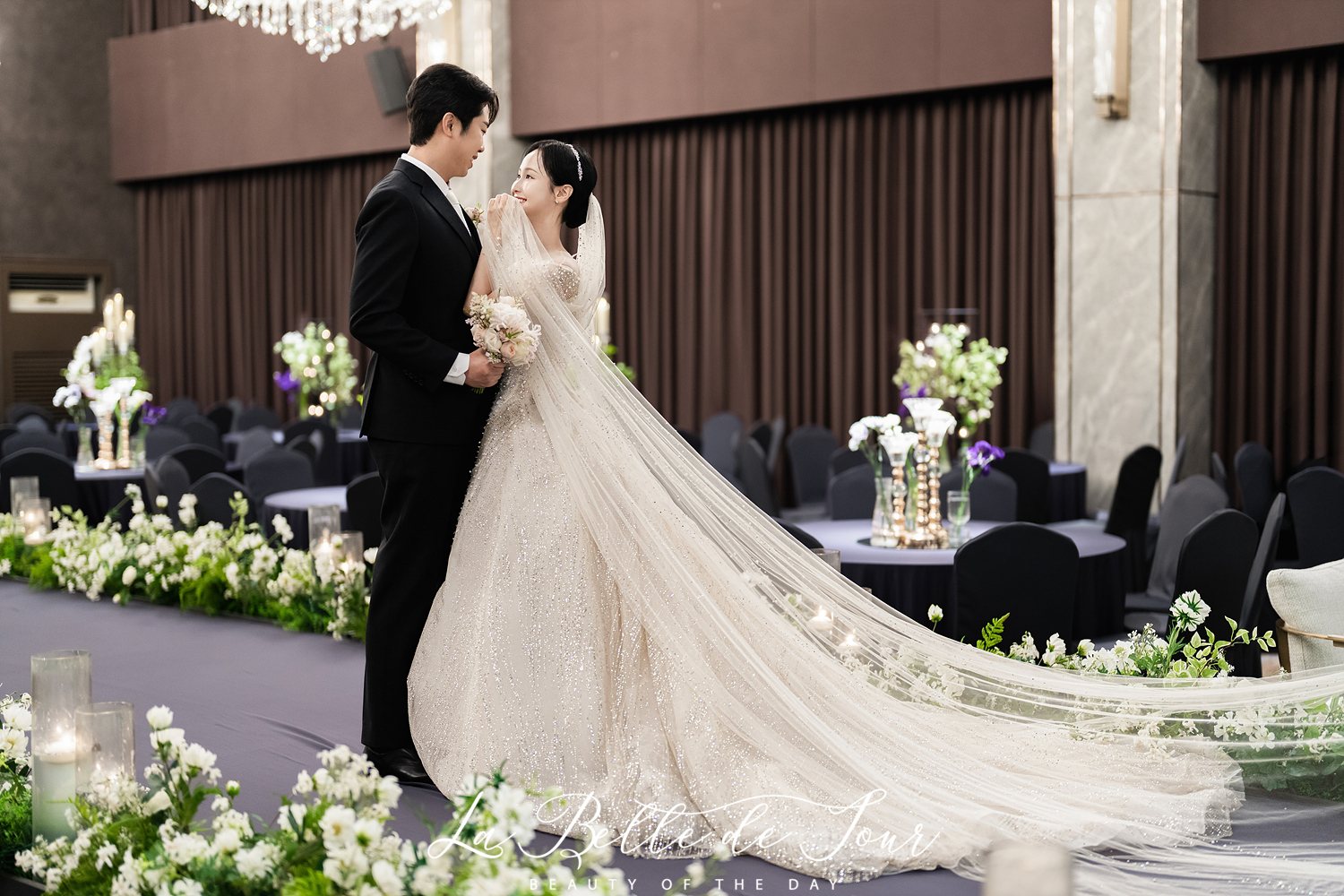 라벨드쥬 로얄파크컨벤션 로얄홀 본식스냅 — 샹들리에 배경 뒷모습