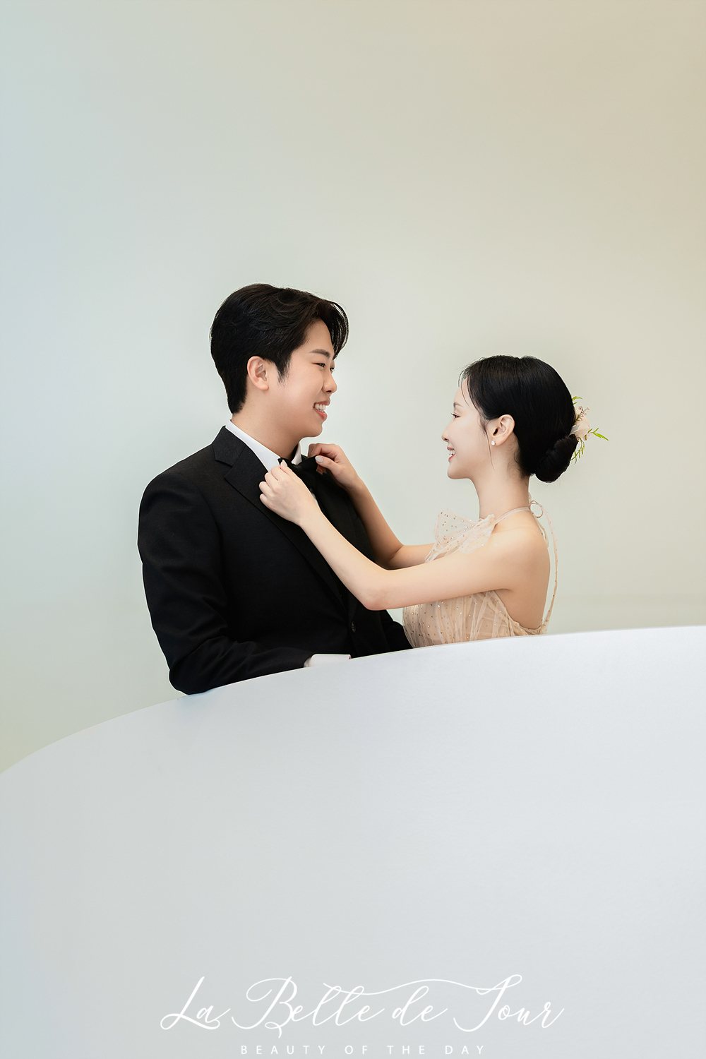 라벨드쥬 로얄파크컨벤션 로얄홀 본식스냅 — 밝은 채광 공간의 커플
