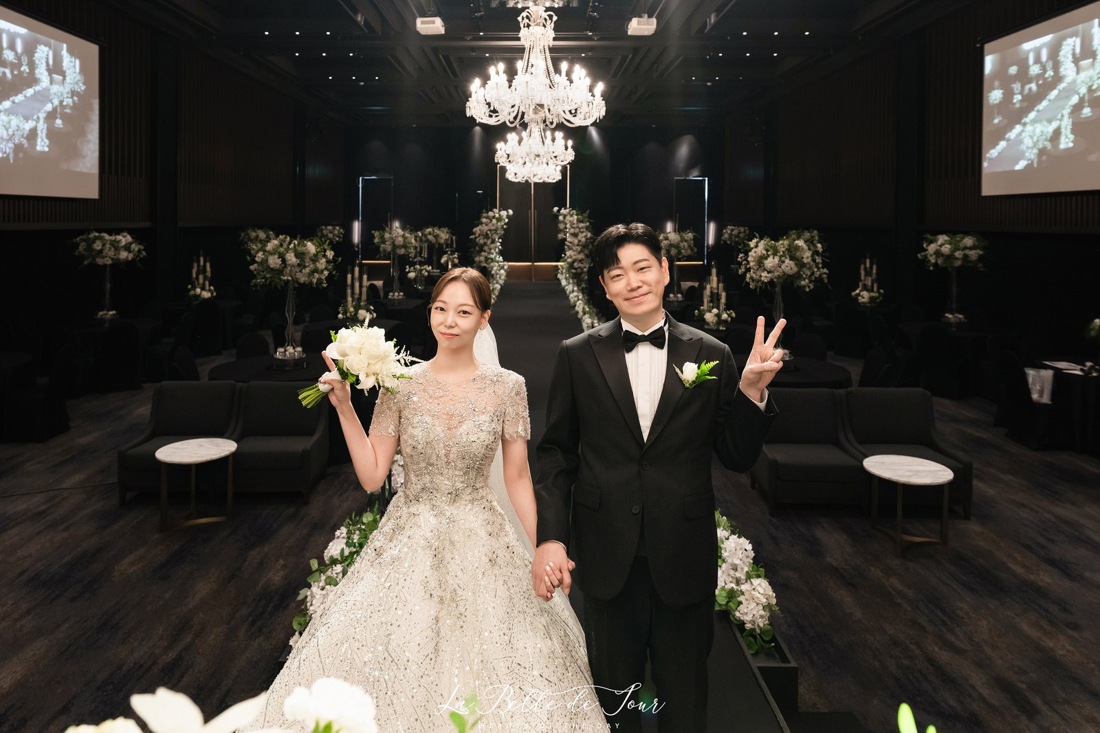 라벨드쥬 웨스턴베니비스 본식스냅 — 흰 대리석 원형 테이블이 놓인 홀