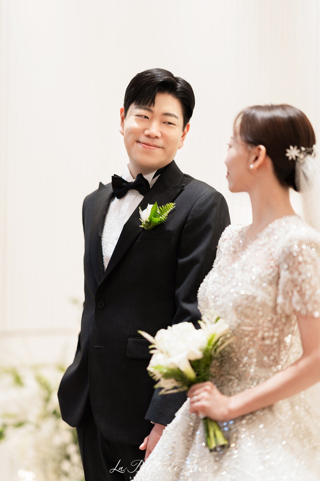 라벨드쥬 웨스턴베니비스 본식스냅 — 신부 단독 클로즈업