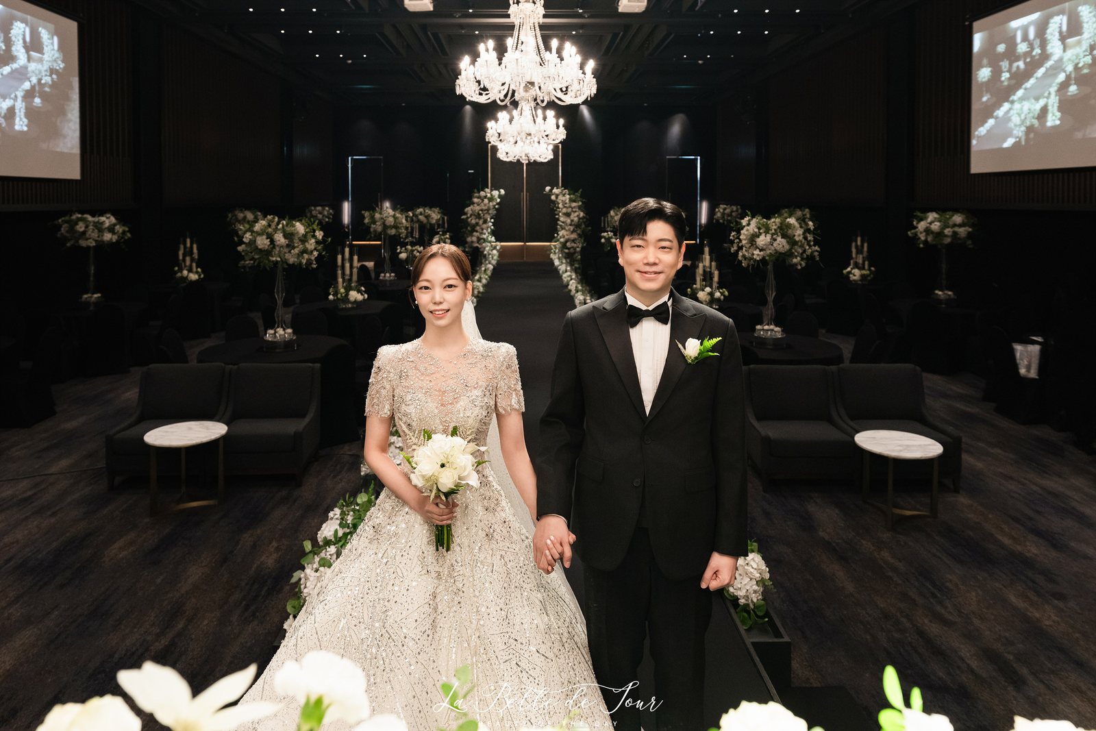 라벨드쥬 웨스턴베니비스 본식스냅 — 우드 마루 홀에 선 신랑신부