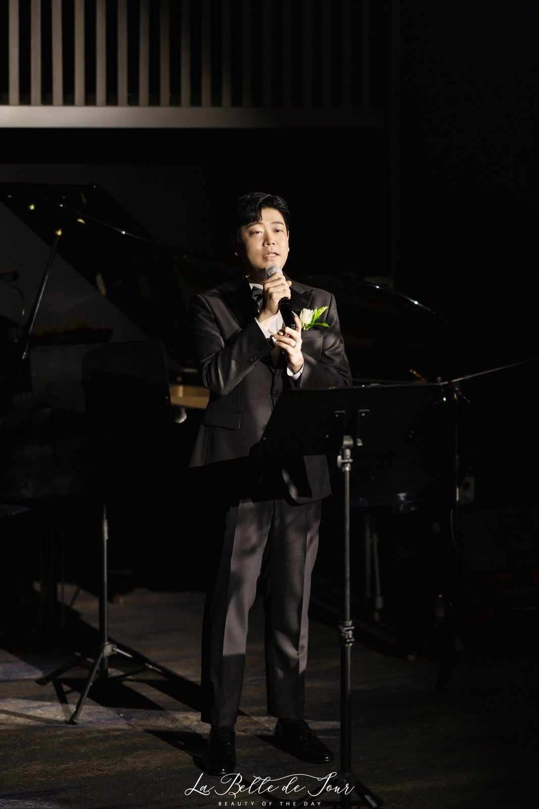 라벨드쥬 웨스턴베니비스 본식스냅 — 퇴장 세로 커플