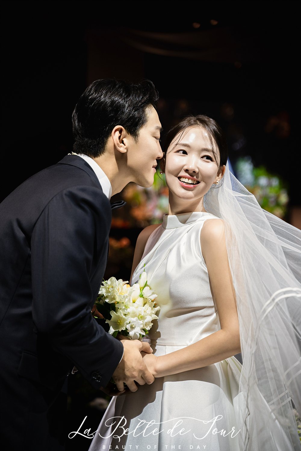 라벨드쥬 여의도 FKI플라자 본식스냅 — 어두운 홀 커플